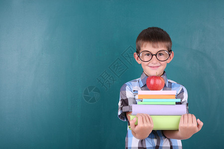 教室黑板上的男小学生图片