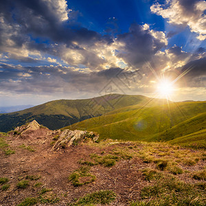 山地景观山谷与山坡上的石头夕阳下图片