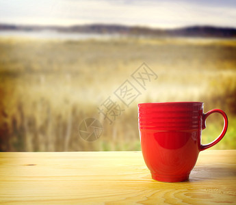 红色咖啡杯俯瞰秋天的风景图片