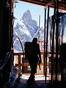 高山小屋的登山者图片