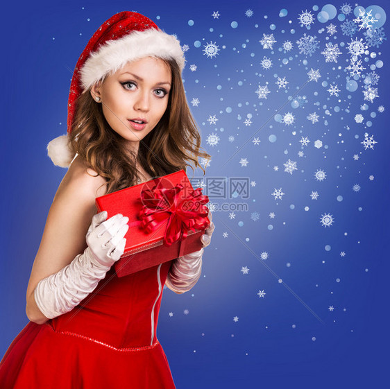 穿着红礼服的雪少女深蓝背景和图片