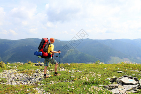 夏季在山上徒步旅行图片