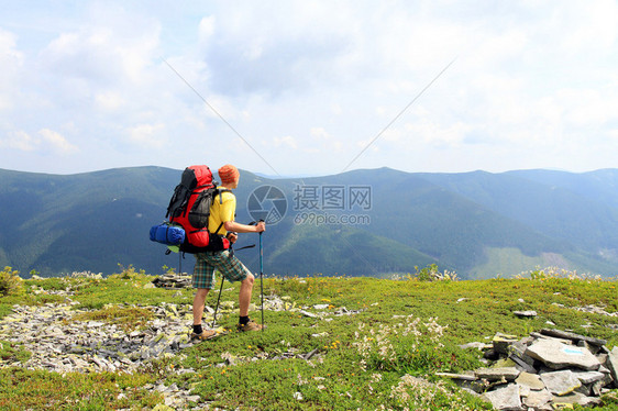 夏季在山上徒步旅行图片