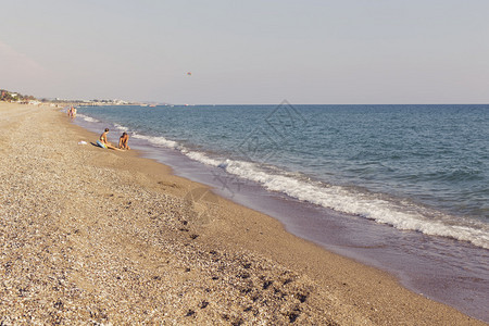 海滨附近有蓝色水的波浪海边沙滩hearson图片