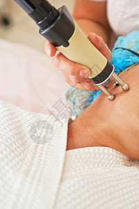 女在医疗中心接受激光面部治疗皮图片