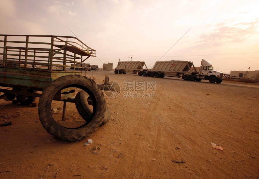 在中东部约旦TownsSafi和Aqaba附近的65号沙漠公路上的图片