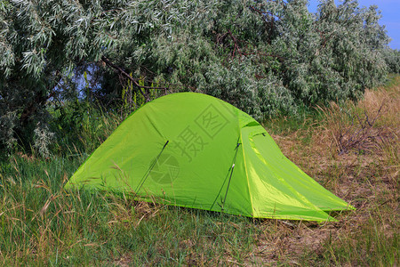 森林营地的旅游帐篷图片