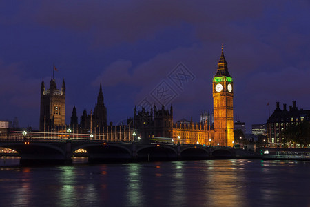 伦敦夜景与大本钟和威斯敏特宫图片