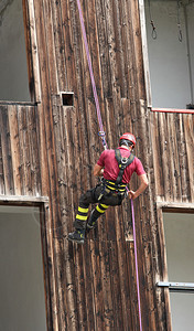 消防员登山专家在从大楼图片
