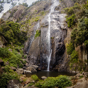 瀑布与斯里兰卡山丘相伴的瀑布和山图片