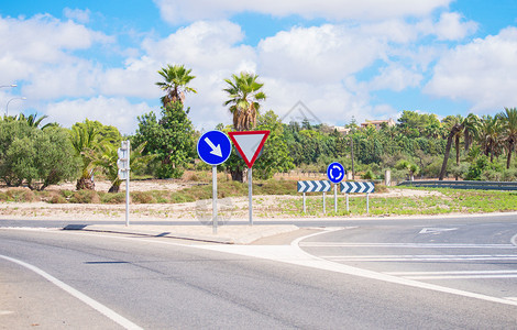巴利阿里群岛上的道路和环形交叉路口图片