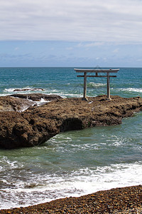 日本传统的日本大门和海洋风景美图片