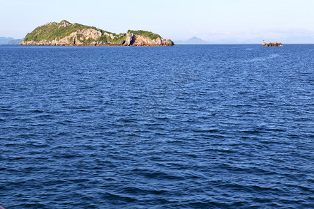 北海和南海的岩状泡沫山丘图片