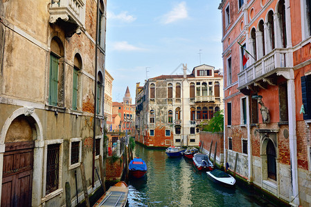 世界各地的旅游者都享受着意大利历史上的Venezia城市图片