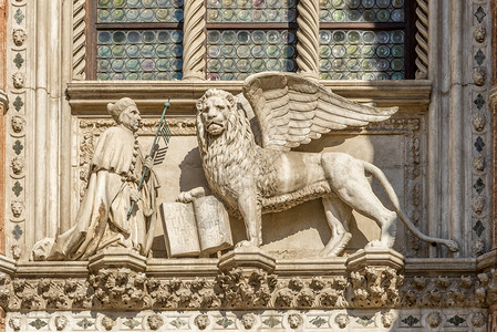 意大利威尼斯圣马可雕塑与黄狮图片