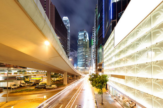 带车灯的香港夜景图片