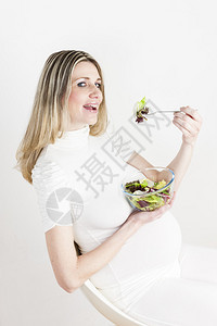 孕妇与蔬菜沙拉的肖像图片