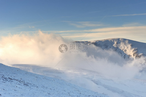 冬天山的霜天冬天的风景图片