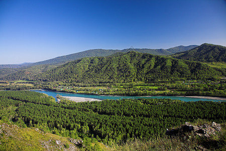 与青山和河的夏天风景图片