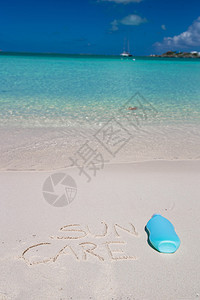 写在热带白色沙滩上的防晒霜图片