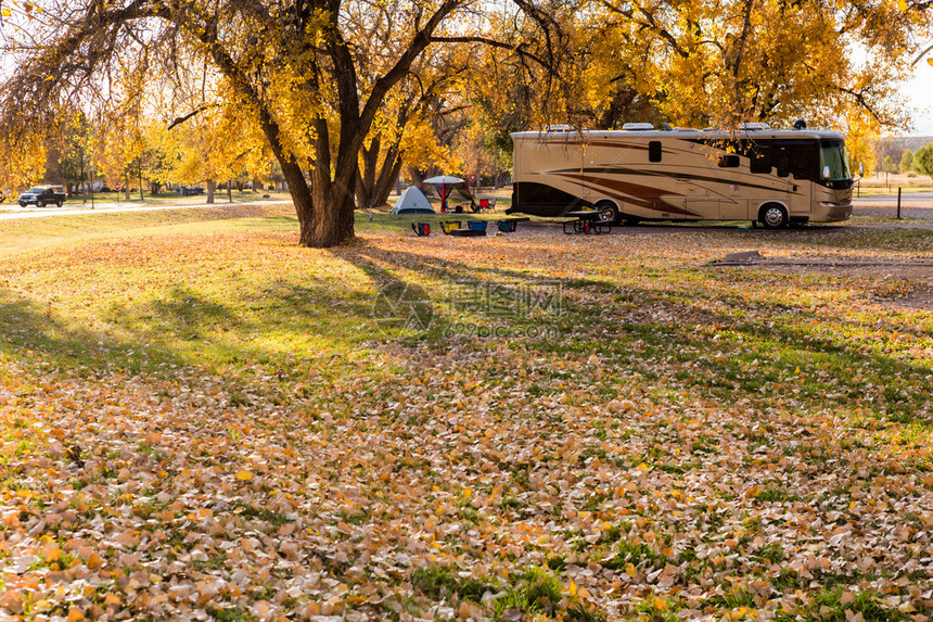 丹佛掘金如何通过约基奇的策应能力构建进攻体系
