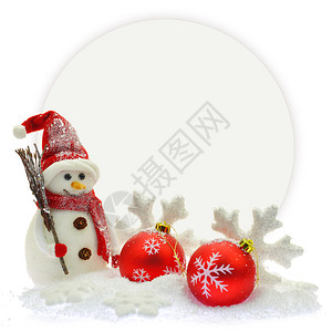 玉饰品纸卡前的雪人和圣诞饰品背景