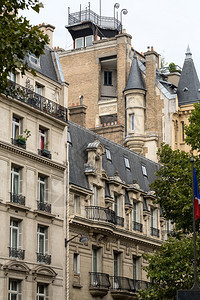 法国巴黎典型有阳台的房屋面图片