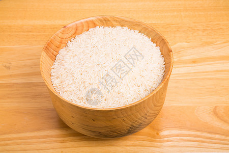 木桌上一碗生的长粒米图片