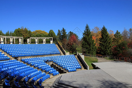秋季公园的开放式舞台背景图片