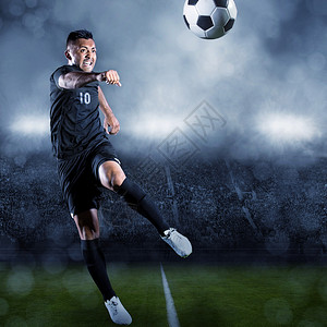 球员踢足球背景图片