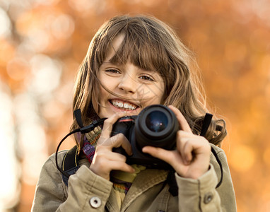 水平相片快乐的美丽的小女孩带照相图片