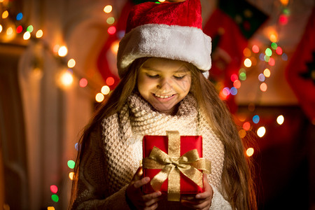 小女孩看着圣诞礼物打开图片