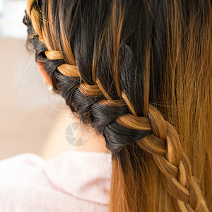 沙龙美容中的长辫子创意棕色发型图片