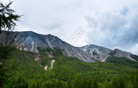 风景山谷和天空中的云彩图片