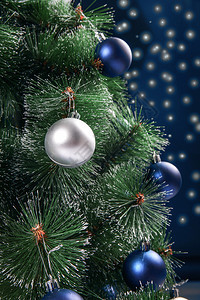 用球体装饰的圣诞枞树映衬着夜空图片
