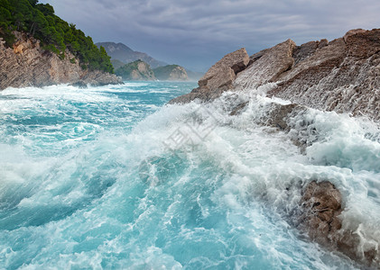 美丽的海景海边的岩石图片