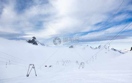 Zermatt滑雪区高海拔斜坡和滑雪起重机图片