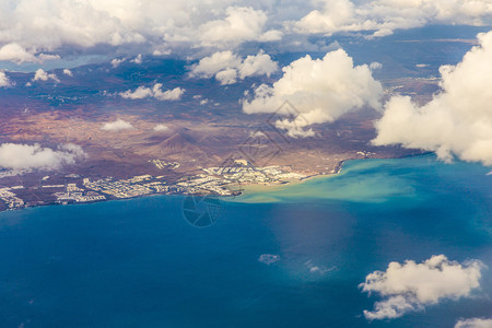 兰萨罗特岛的空中与云中的火山图片