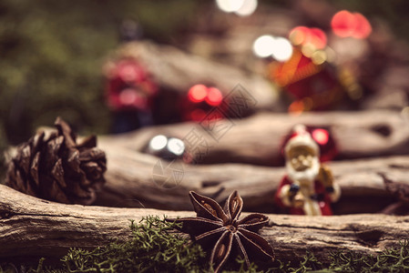 八角星和复古圣诞老人圣诞装饰的近景图片