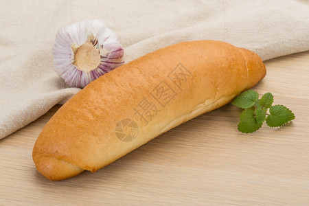 新鲜出炉的面包在桌子上图片