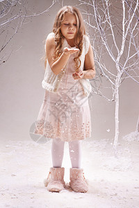 穿粉红衣服的可爱小女孩在光露图片