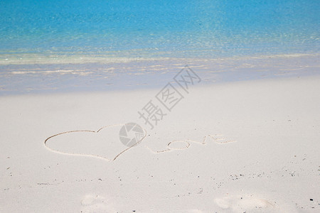在热带沙滩上写着的爱情图片