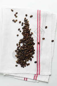 白布上的咖啡豆俯视图图片