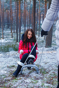 冬天森林里坐在雪橇上的女孩图片