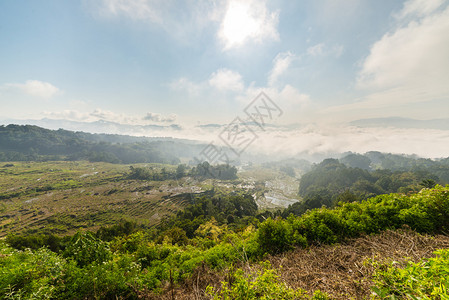 巴图蒙加塔纳托拉贾南苏拉威西SouthSulawesi山上的稻田景色令人震撼清晨阳光和美丽的云彩从天而起图片