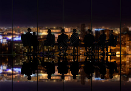 一群商务人士对日落的剪影商务会议图片