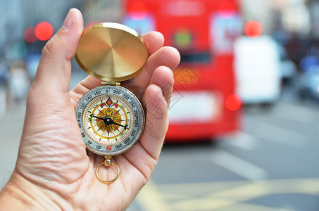 伦敦街头手拿指南针的男人图片