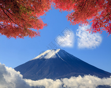 日本蓝天背景下的富士圣山供广告或图片