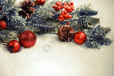 雪地特写圣诞组合物带有小玩意和枞树图片