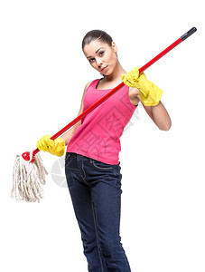 年轻美女带着清洁扫帚在白色背景图片